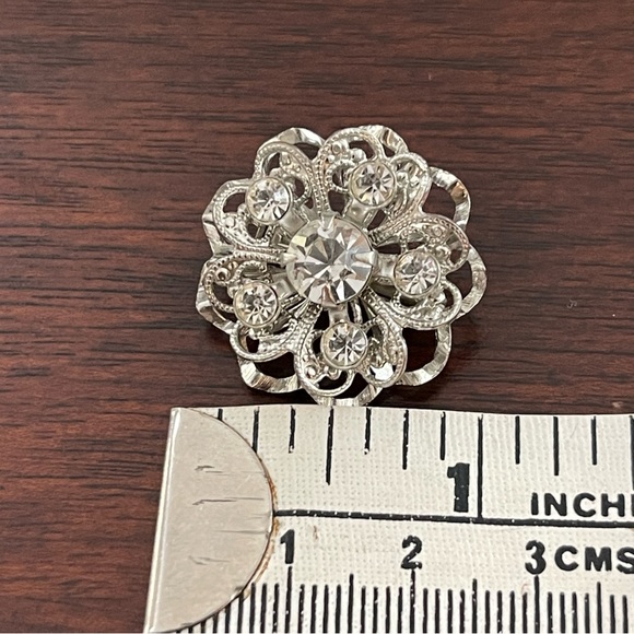 Vintage floral crystal diamanté & silver tone metal brooch pin - Picture 3 of 5